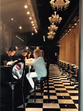 時尚美甲店室內(nèi)玻璃門裝修效果圖片