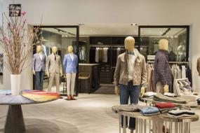 現(xiàn)代黑白風格服裝店裝修貨架