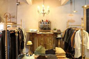 小型服裝店女裝服裝店裝修實(shí)景圖