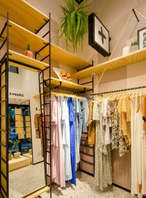 服裝零售店裝修實物圖片