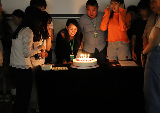 員工生日會(huì)留念！
